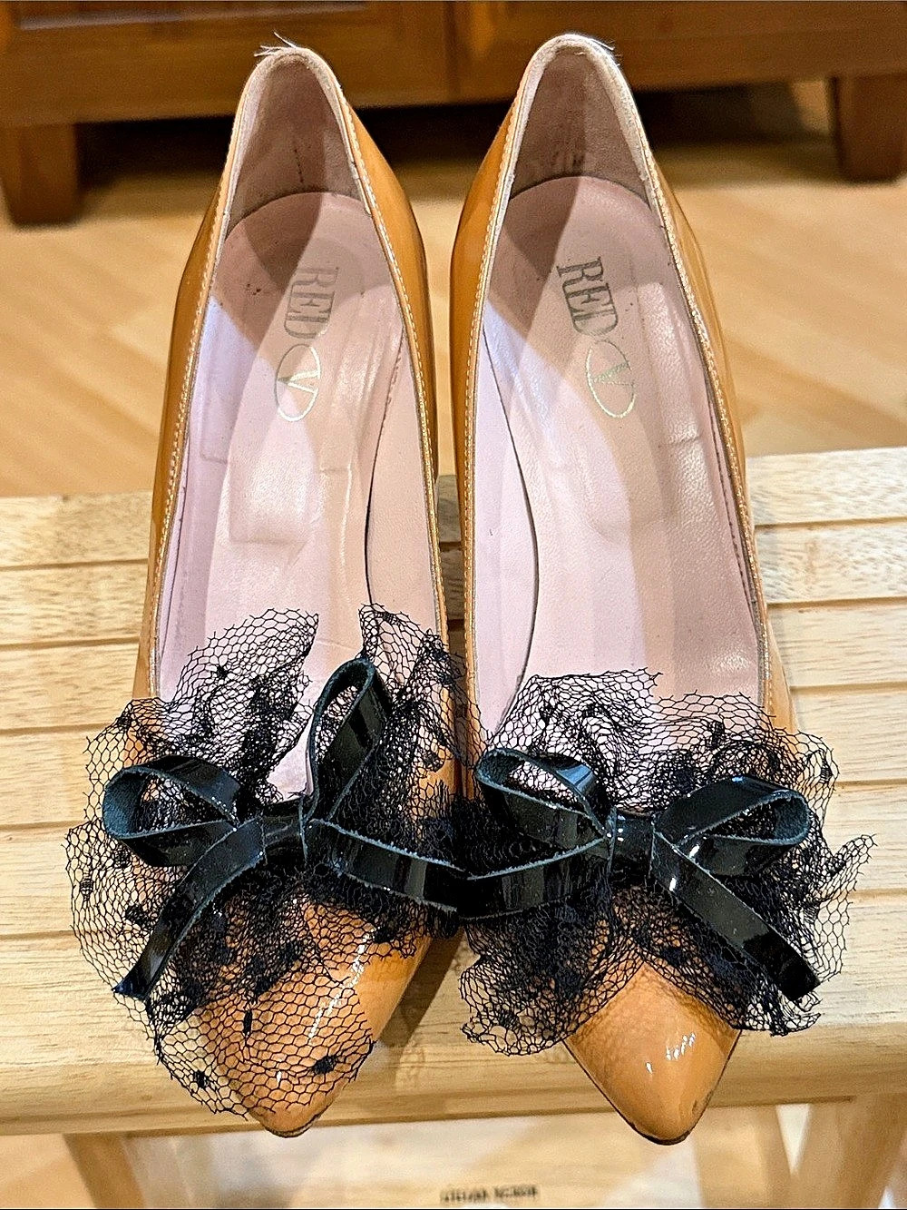 Red Valentino Patent Pumps with Lace Bows in Brown & Black EU 38.2 used